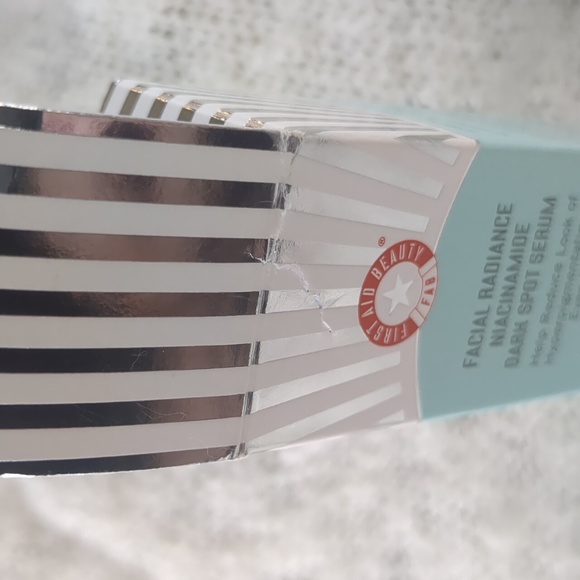 First Aid Beauty Facial Radiance Niacinamide Dark Spot Serum, 30ml/1.0f oz - Picture 11 of 16